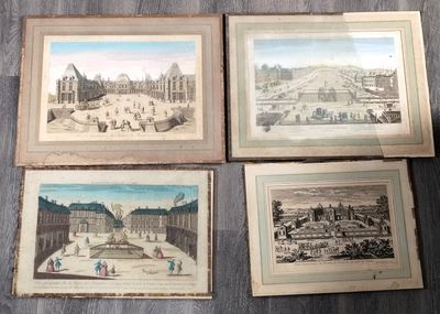 quatre photos encadrées représentant des bâtiments et une fontaine, posées sur un plancher en bois