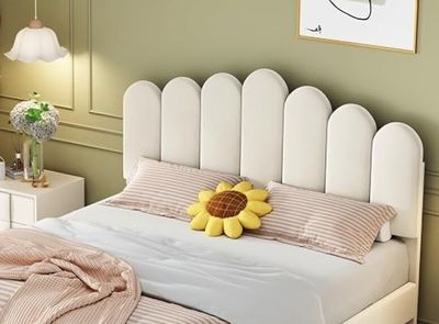 un lit blanc orné d'un tournesol, dans une chambre