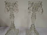 deux bougeoirs en verre transparent posés sur une table