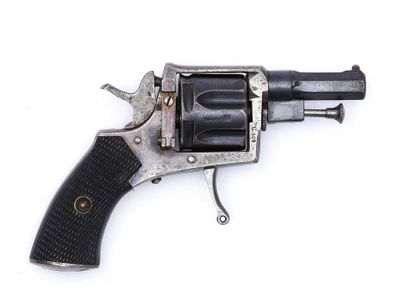 un vieux revolver avec une crosse noire sur fond blanc
