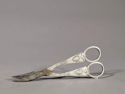 une paire de ciseaux posée sur une table
