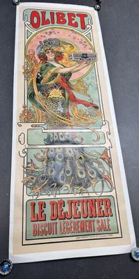 une banderole accrochée au mur, sur laquelle figure le portrait d'une femme