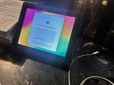 un ordinateur portable posé sur une table, avec un livre dessus