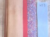 un sac sur lequel est posée une note, posé sur un lit