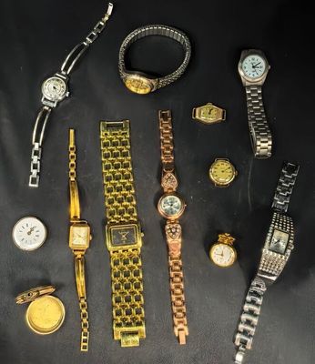 un grand nombre de montres posées sur une table