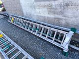 une échelle appuyée contre la façade d'un immeuble