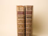 deux vieux livres posés côte à côte sur une table