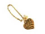 pendentif en forme de cœur plaqué or sur lequel est inscrit « I love you »
