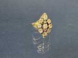une image représentant une bague en or sertie d'une grappe de diamants