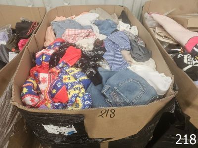 une boîte en carton remplie de vêtements et d'autres objets