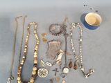 beaucoup de colliers et de bracelets posés sur la table