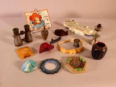 un grand nombre d'objets posés sur une table
