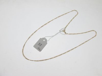 gros plan d'un collier auquel est attachée une étiquette