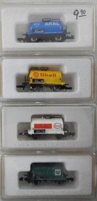 cinq wagons différents exposés dans une vitrine
