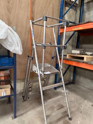 une échelle appuyée contre un mur dans un entrepôt
