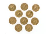 six souverains d'or britanniques sur fond blanc