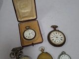 quatre types différents de montres de poche dans un coffret