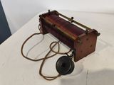 un téléphone à l'ancienne posé sur une table, muni d'un fil