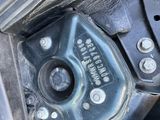 un gros plan sur le capot d'un moteur de moto