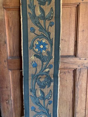 une photo d'une tenture murale décorative accrochée à une porte en bois