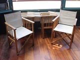 deux chaises et une table dans le coin d'une pièce