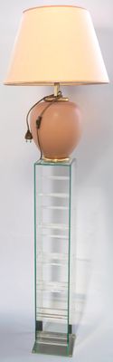 une lampe posée sur une table en verre