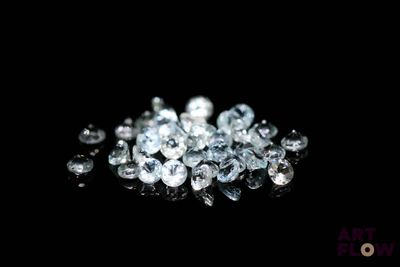 un tas de diamants sur une surface noire