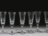six verres à vin vides alignés sur une table