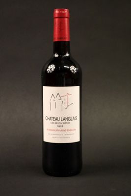 une bouteille de vin posée sur une table noire