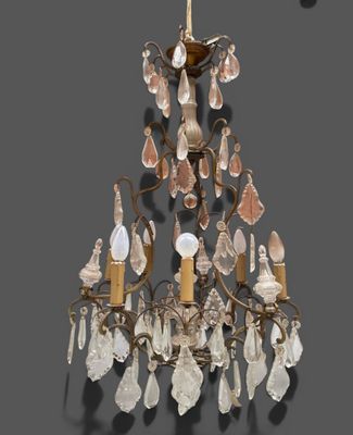 une image d'un lustre orné de coquillages suspendu au plafond