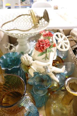 une table sur laquelle sont posés de nombreux vases en verre