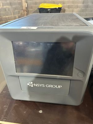 un micro-ondes posé sur une table dans une pièce