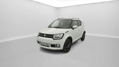 Une voiture blanche est garée dans une pièce blanche au sol blanc.