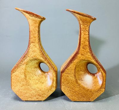 deux vases posés côte à côte sur une table