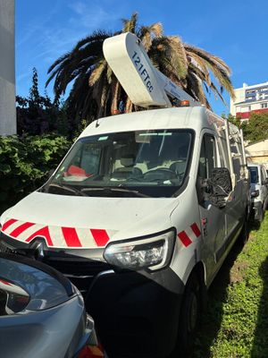 une camionnette blanche garée sur le bord de la route