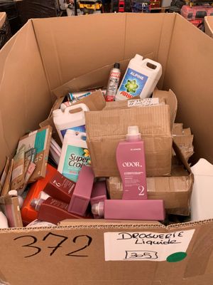 une boîte en carton remplie de produits d'entretien dans un magasin