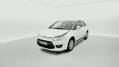la petite voiture blanche est garée dans une pièce blanche