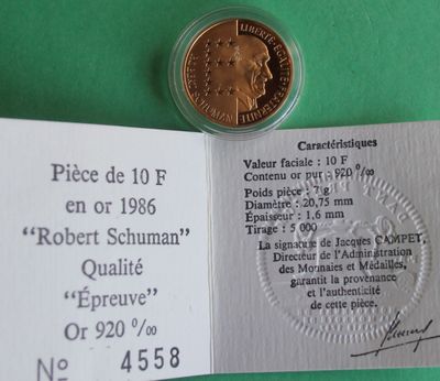 un petit bout de papier sur lequel figure la photo d'un homme