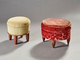 Deux petits tabourets sont posés l'un à côté de l'autre sur une surface grise.
