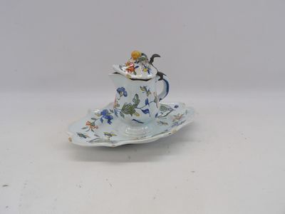 une petite tasse posée sur une soucoupe