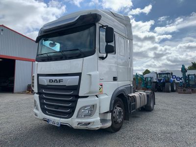 une photo d'un camion blanc garé dans un parking
