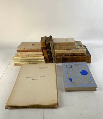 plusieurs livres sont empilés sur une table
