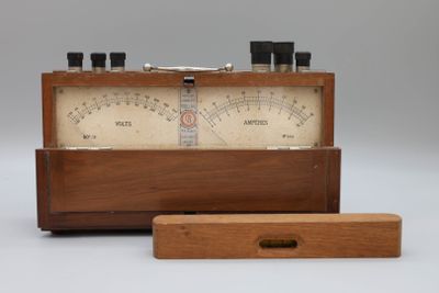 une boîte en bois contenant un compteur