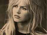 photo en noir et blanc d'une femme aux cheveux longs portant un t-shirt