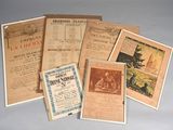 plusieurs vieux livres sont empilés sur une table