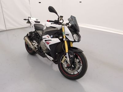 une photo d'une moto blanche et noire garée dans un garage