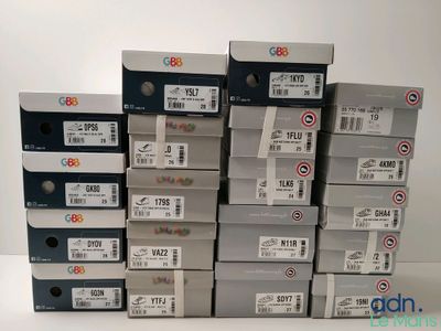 de nombreuses boîtes de chaussures empilées les unes sur les autres