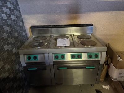 Un piano électrique 6 feux ainsi qu'un four électrique de ma…