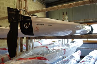 un bateau posé sur un support à l'intérieur d'un bâtiment
