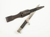 paire de couteaux avec étui en cuir sur fond blanc
